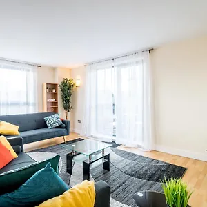  Apartment Spacious 2 Bed, 2 Bath, Free Parking & Wifi United Kingdom